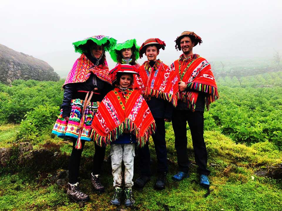 turistas en lares trek a machu picchu