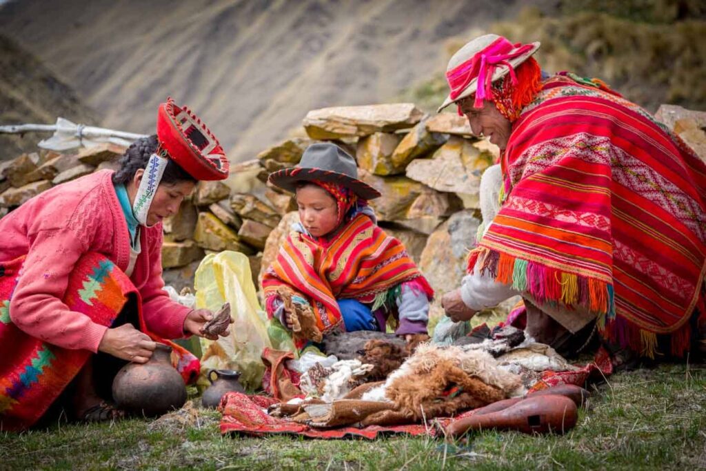 lares trek comunity - Caminata de Lares a Machu Picchu